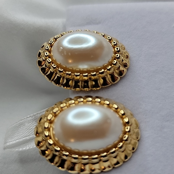 Vintage Faux Pearl Gold tone Monet Clip on earrings - Picture 8 of 16